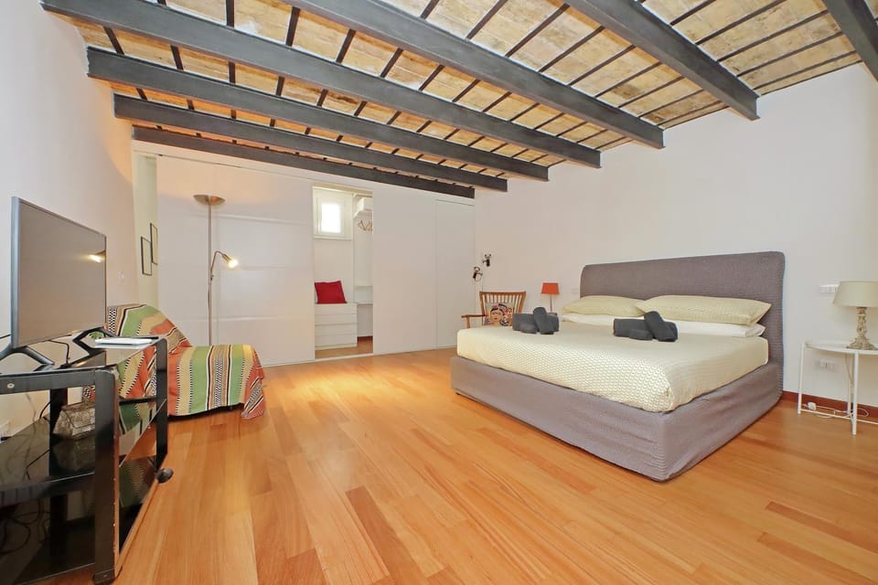Bed, TV and multimedia, Photo of the whole room, Bedroom