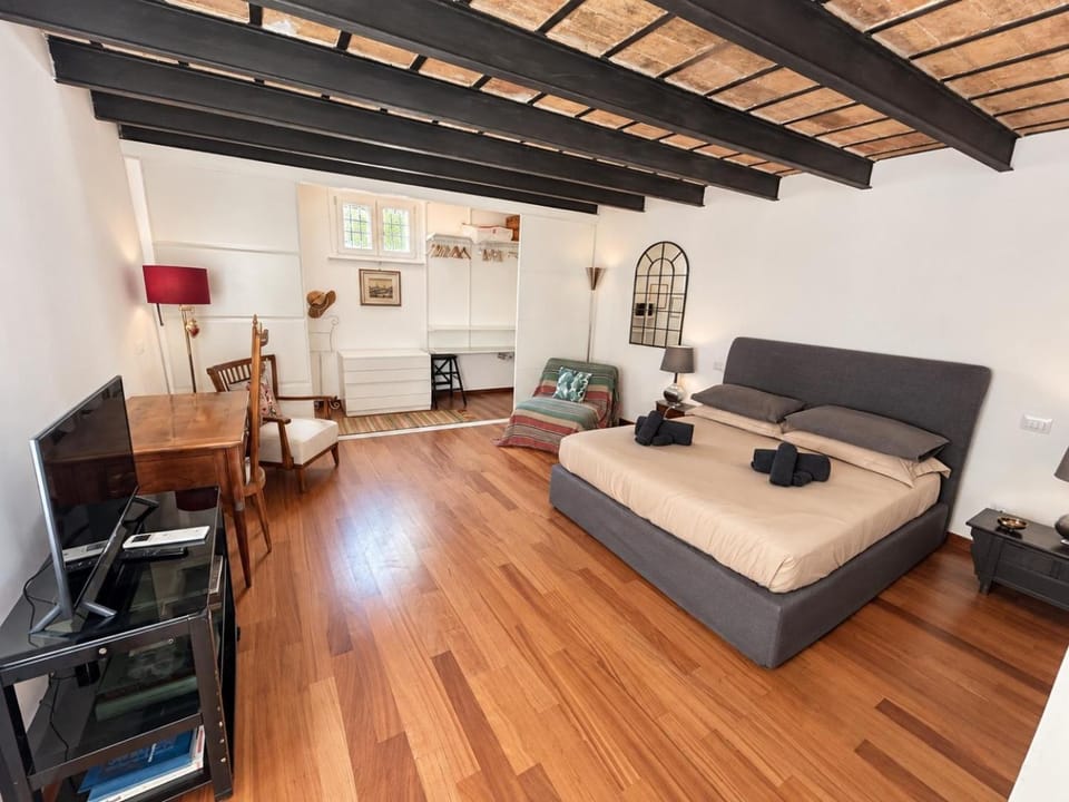 Bed, TV and multimedia, Photo of the whole room, Bedroom
