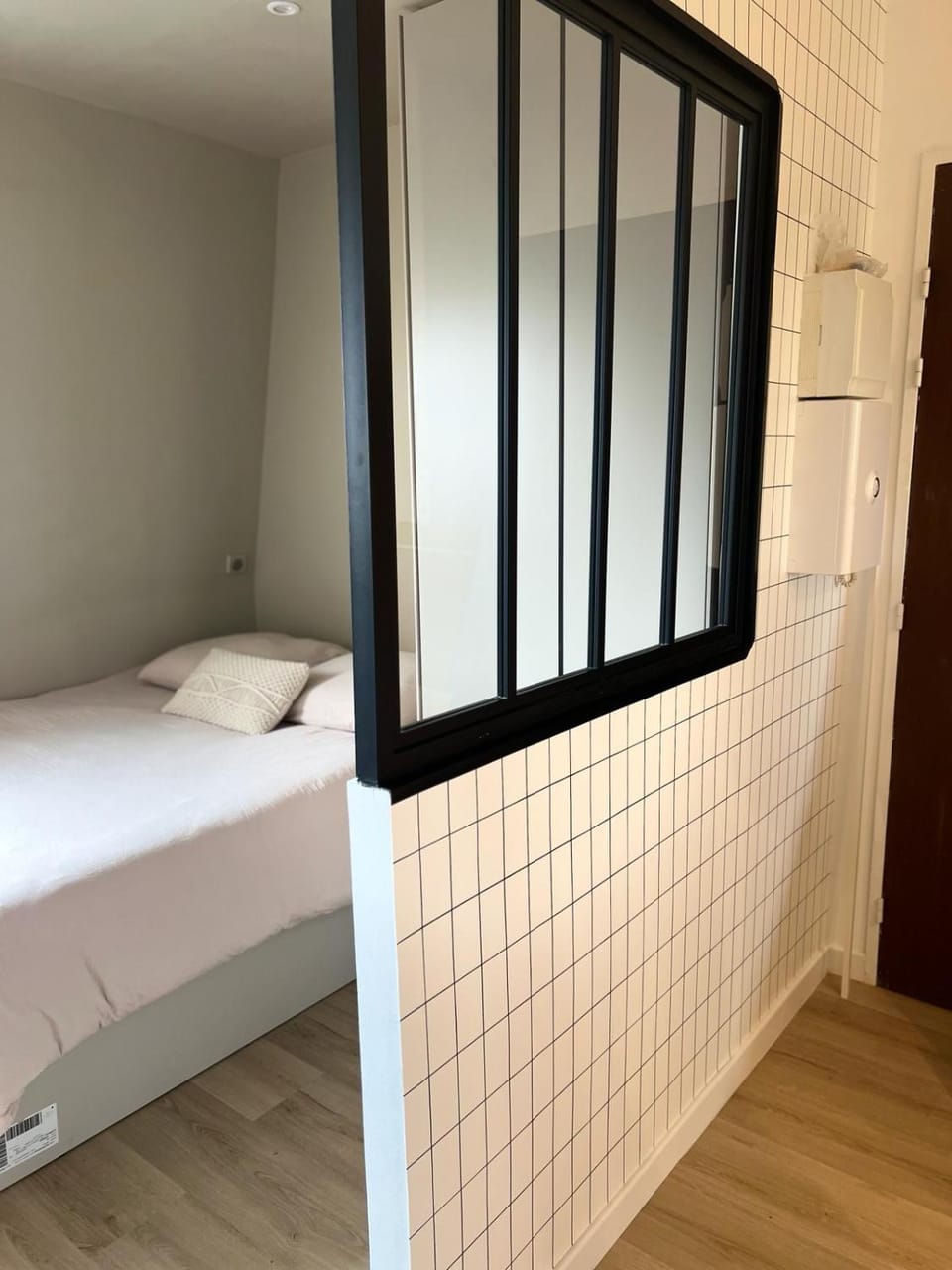 Photo of the whole room, Bedroom, wardrobe