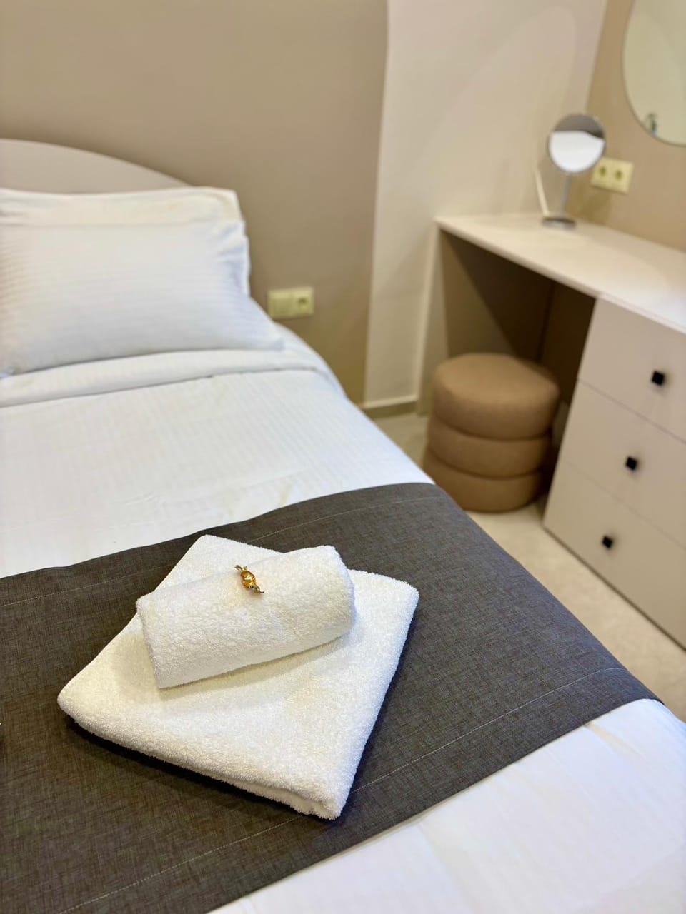 Photo of the whole room, towels