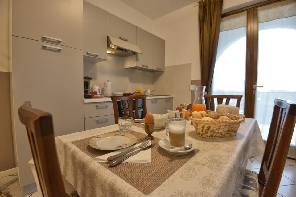 Kitchen or kitchenette, Dining area, kitchen