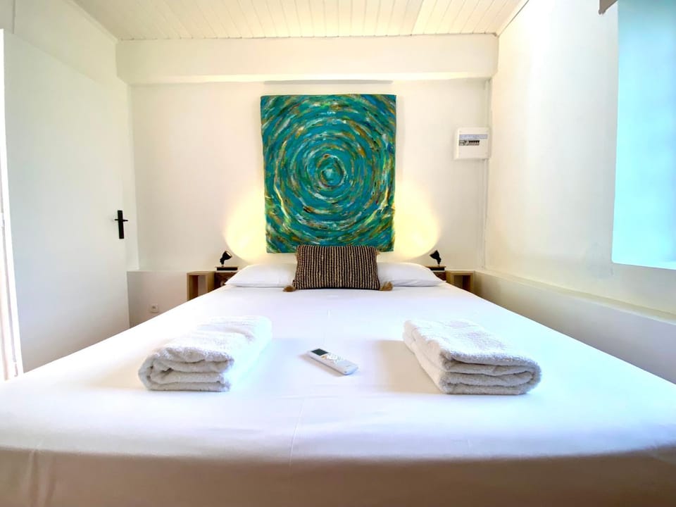 Bed, Photo of the whole room, Bedroom, towels