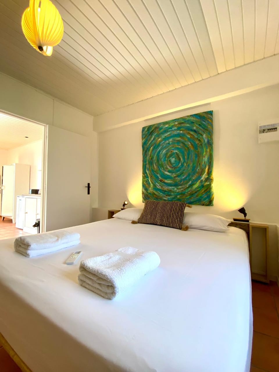 Bed, Photo of the whole room, Bedroom, towels