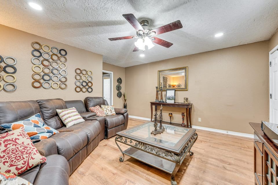 Fire Pit & Grill: Victoria Home Near Downtown House in Victoria