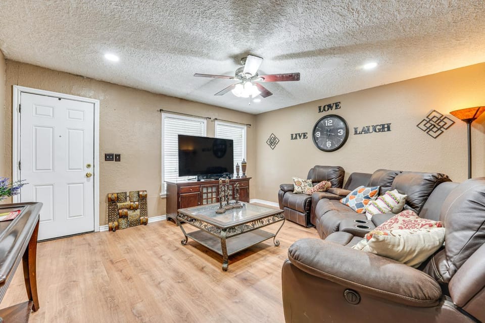 Fire Pit & Grill: Victoria Home Near Downtown House in Victoria