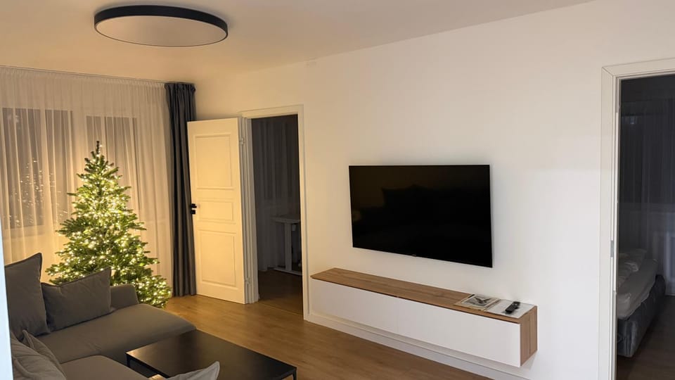 Communal lounge/ TV room, TV and multimedia, Living room, Seating area, Evening entertainment