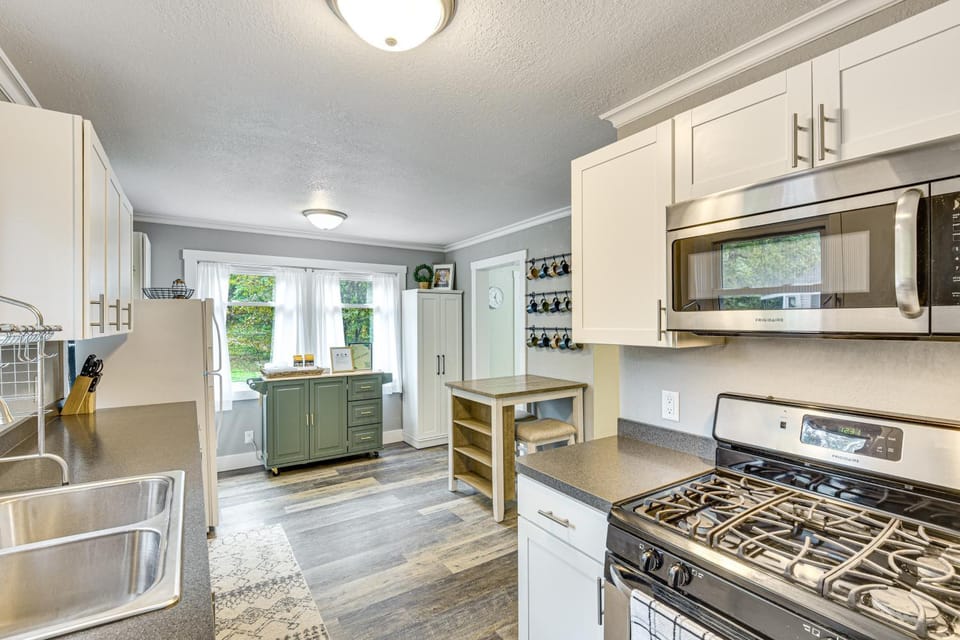 Less Than 1 Mi to Notre Dame Family-Friendly Home! House in Granger