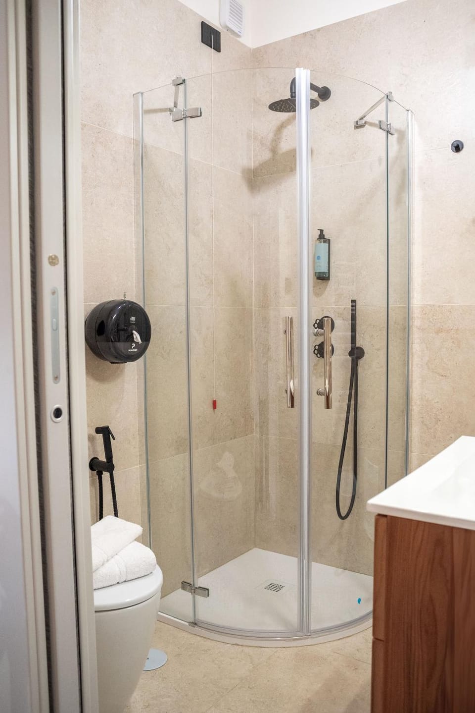Shower, Toilet, Bathroom, towels