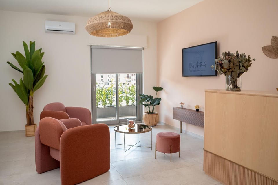 TV and multimedia, Living room, Seating area, air conditioner