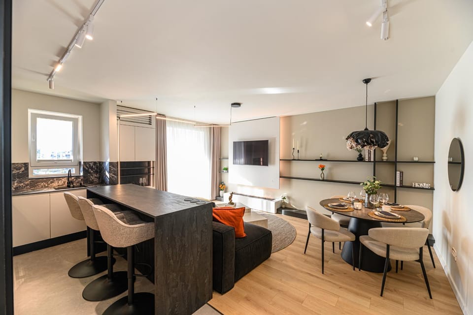 TV and multimedia, Living room, Seating area, Dining area