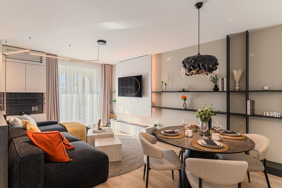 TV and multimedia, Living room, Seating area, Dining area