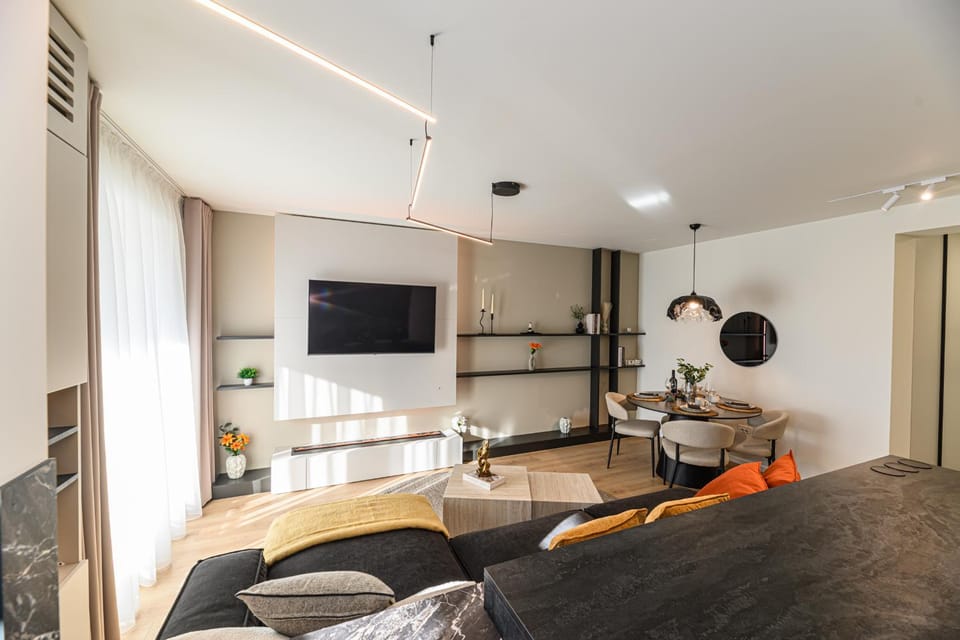 TV and multimedia, Living room, Seating area, Dining area