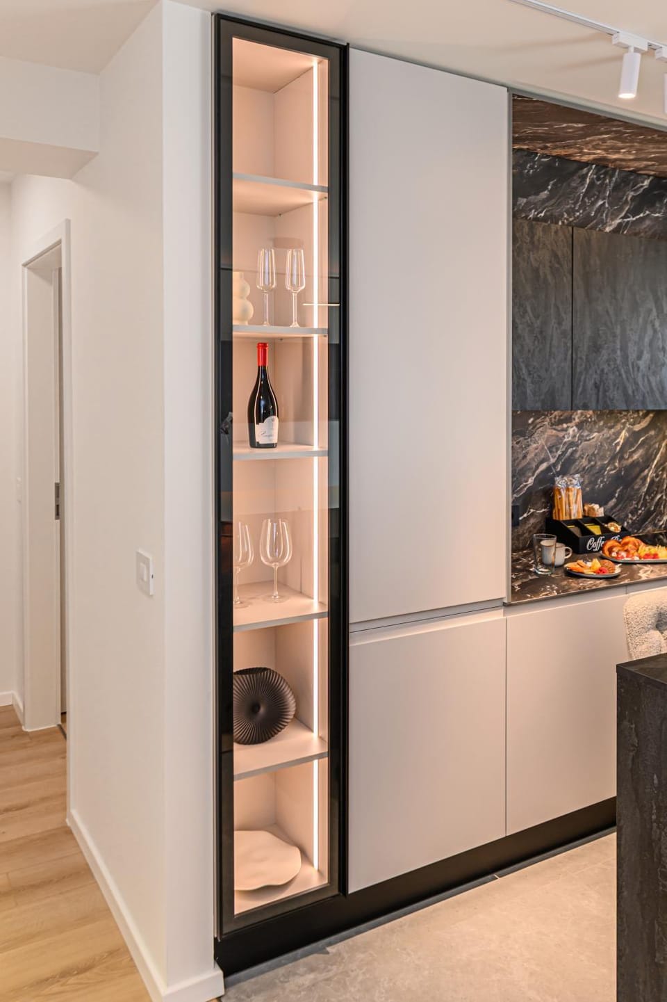 Kitchen or kitchenette, minibar