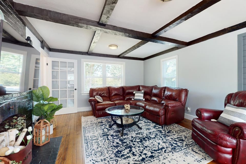 Game Day Hub < 1 Mi to Stadium & Patriot Place! House in Foxborough