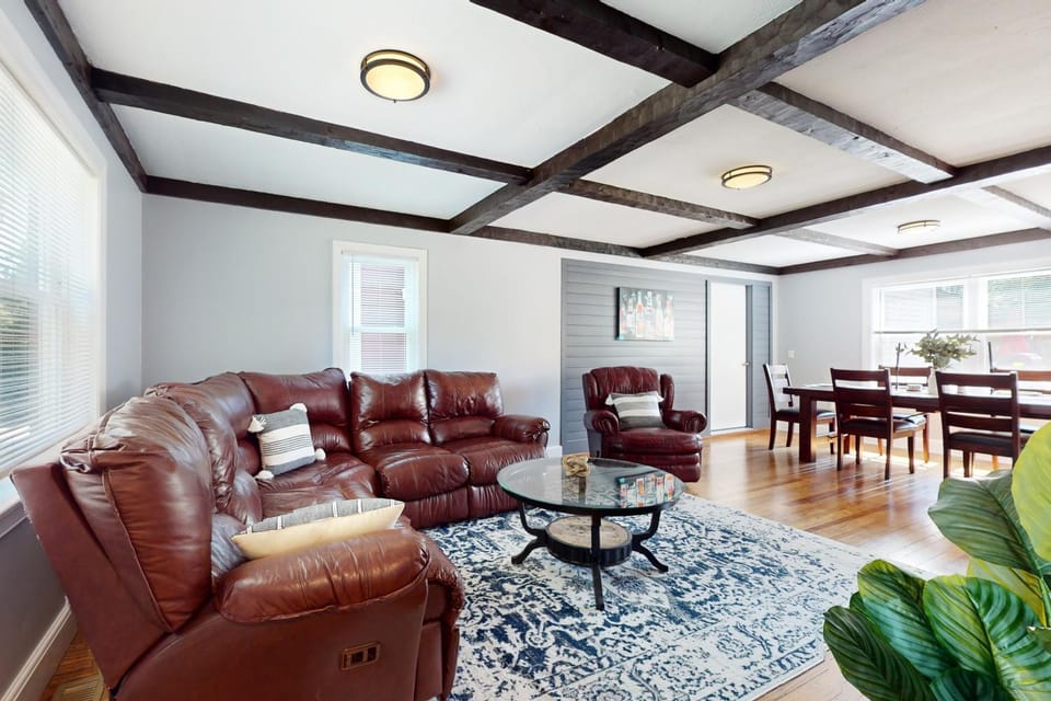 Game Day Hub < 1 Mi to Stadium & Patriot Place! House in Foxborough
