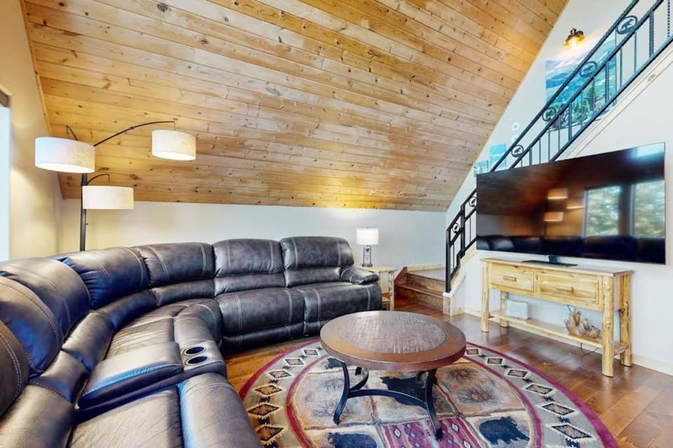 Blacktail Pines House in Lakeside