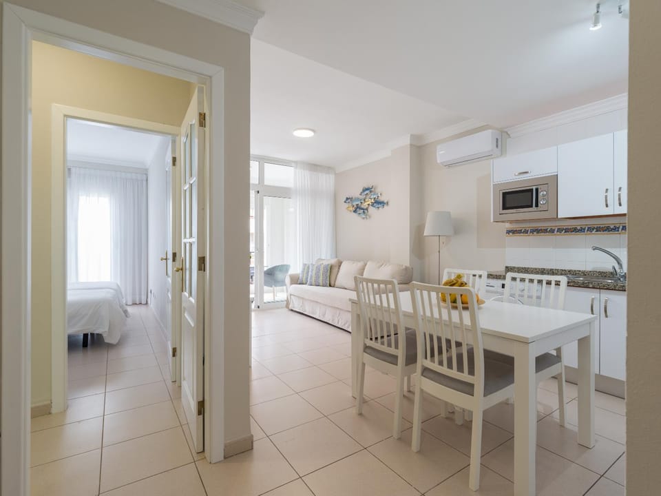 Living room, Photo of the whole room, Dining area
