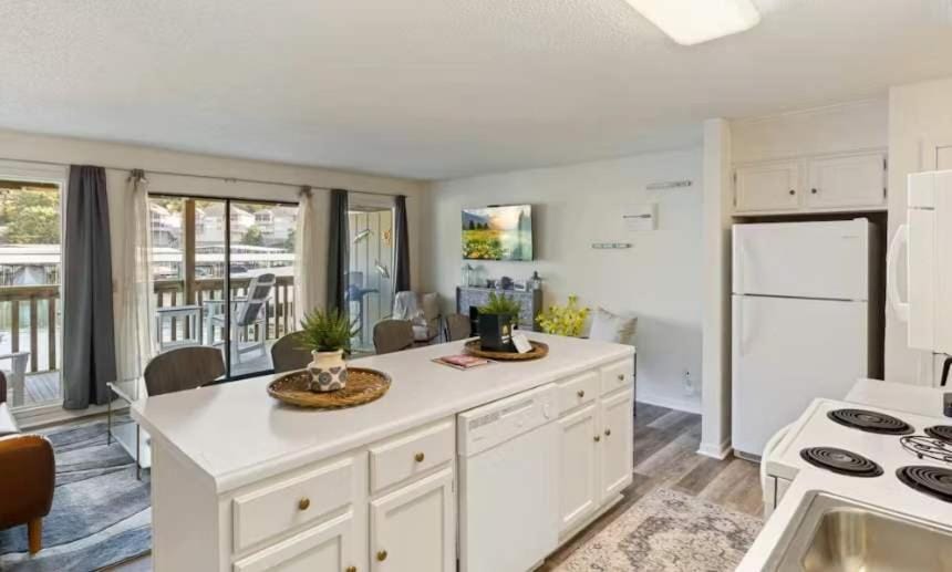 The Luxe Lakefront House in Village Four Seasons