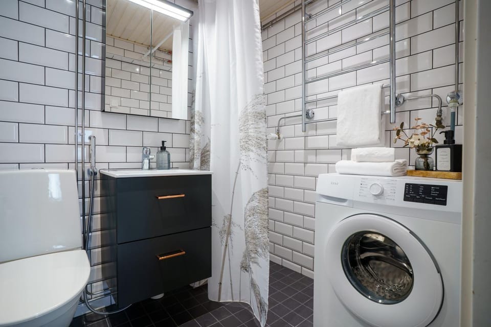 Shower, Toilet, Bathroom, towels, washing machine