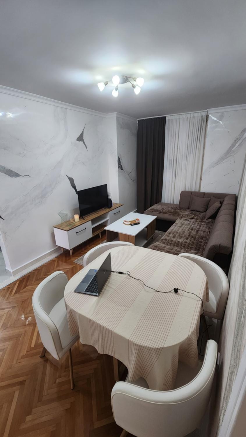 Bed, TV and multimedia, Living room, Photo of the whole room, Seating area, Dining area, Bedroom