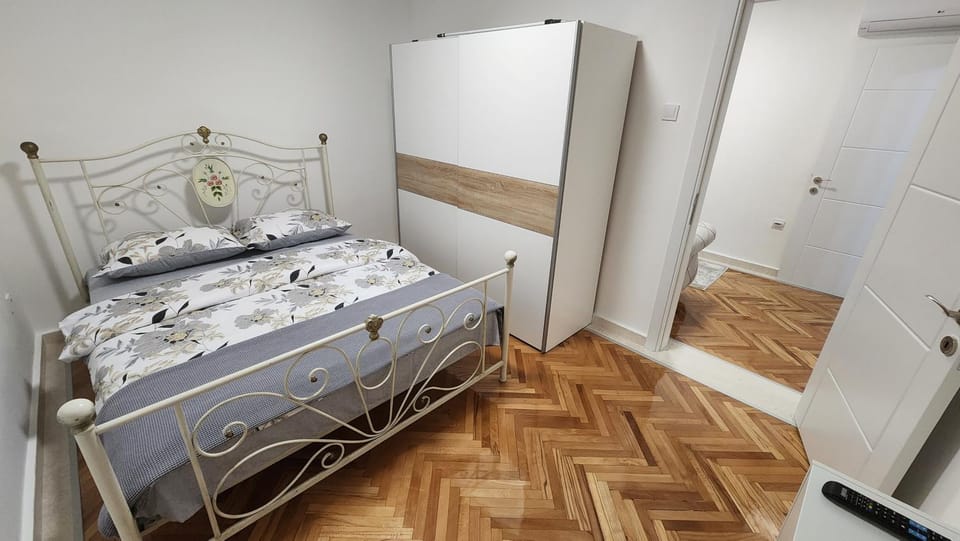 Bed, Photo of the whole room, Bedroom, towels, wardrobe