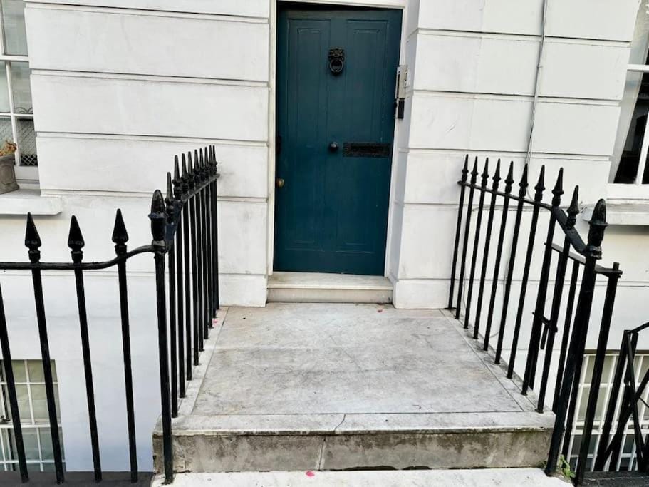 Chelsea Large 2 bed 2 Bath Sydney Street SW3 Apartment in City of Westminster