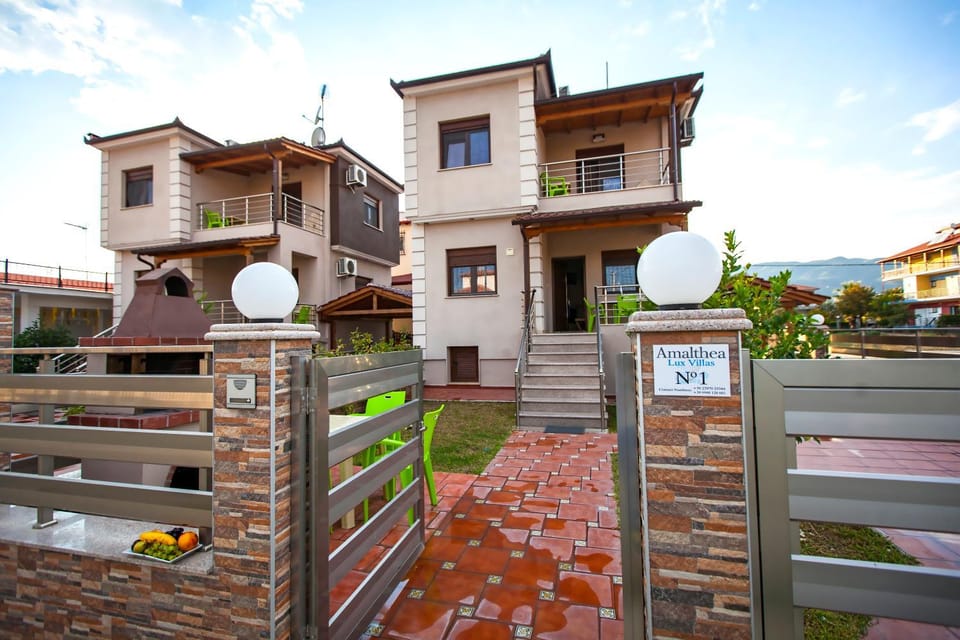 Property building, Day, Garden, Garden view