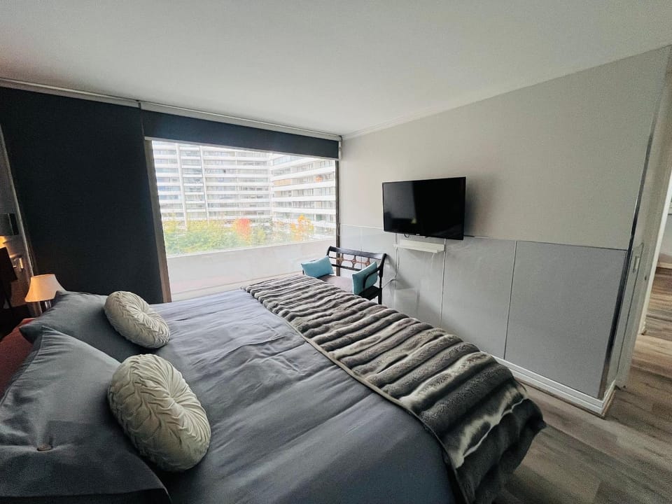 Bed, TV and multimedia, Bedroom