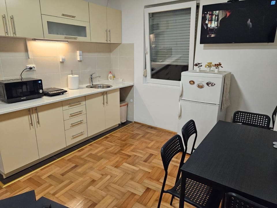 TV and multimedia, Kitchen or kitchenette, Dining area, microwave, stove