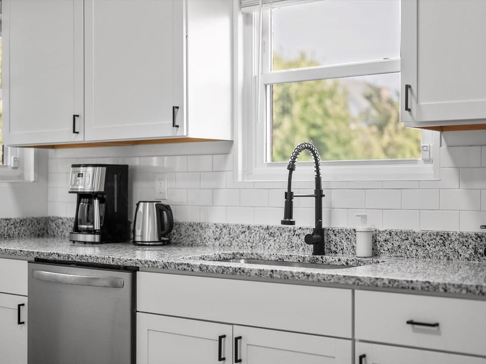 Bloomfield, Shadyside !C Modern and Cozy Private Bedroom with Shared Bathroom Vacation rental in Shadyside