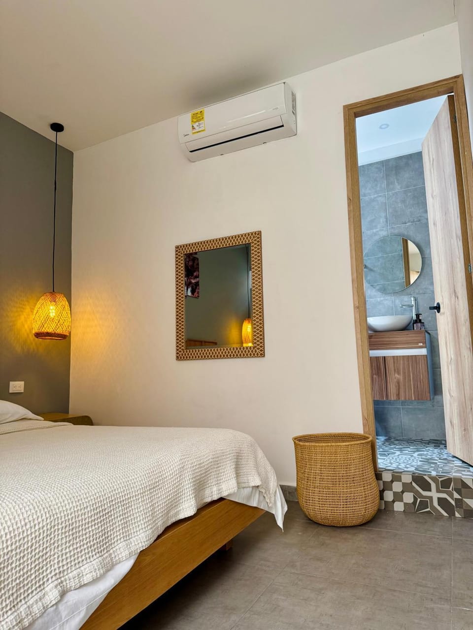 Bed, Photo of the whole room, Bedroom, air conditioner