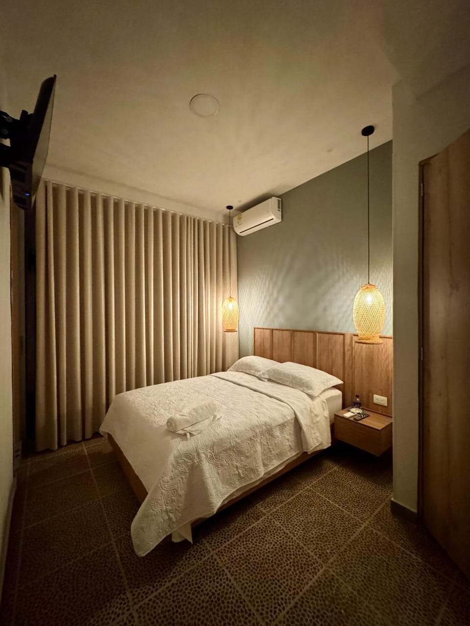 Bed, Photo of the whole room, Bedroom