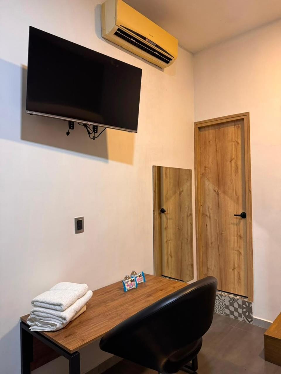 TV and multimedia, Seating area, air conditioner