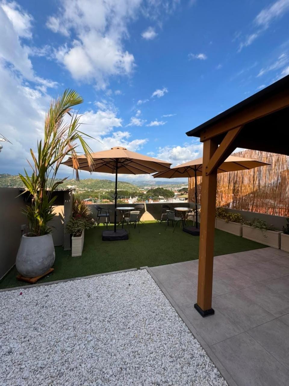 Day, Natural landscape, Garden, Balcony/Terrace, City view, Garden view