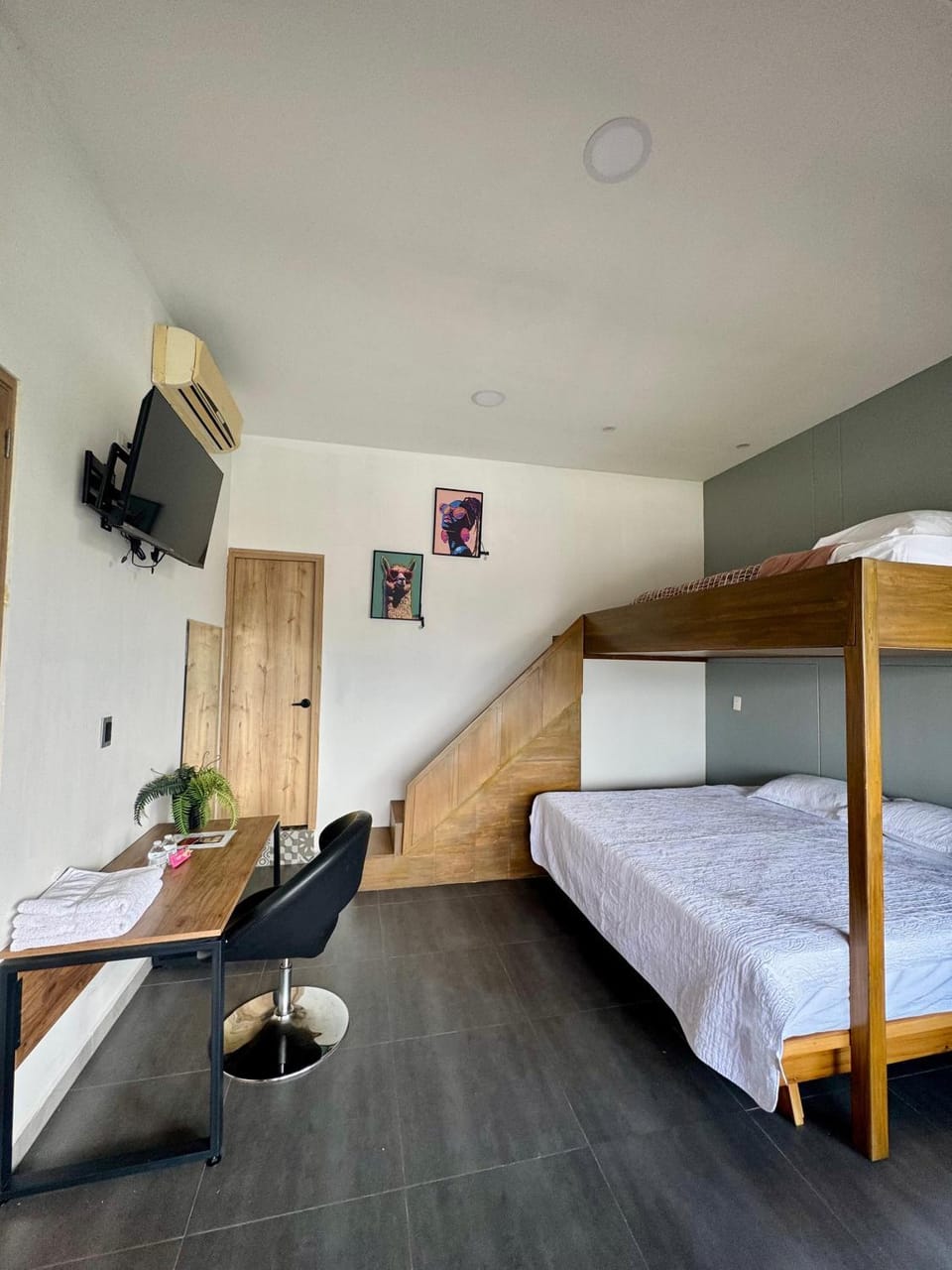 Bed, TV and multimedia, Photo of the whole room, Bedroom, air conditioner