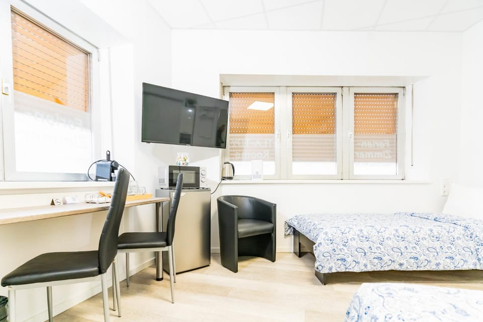 Bed, TV and multimedia, Photo of the whole room, Seating area, Dining area