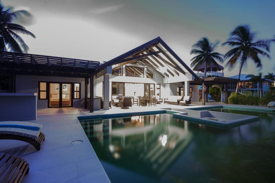 Casa de Wilson - 5 Bedroom Beachfront Villa With Amazing Pool Villa in Stann Creek District