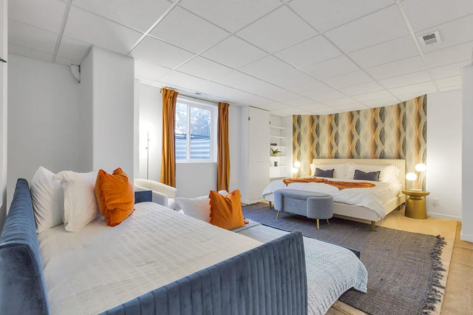 Bed, Photo of the whole room, Seating area, Bedroom