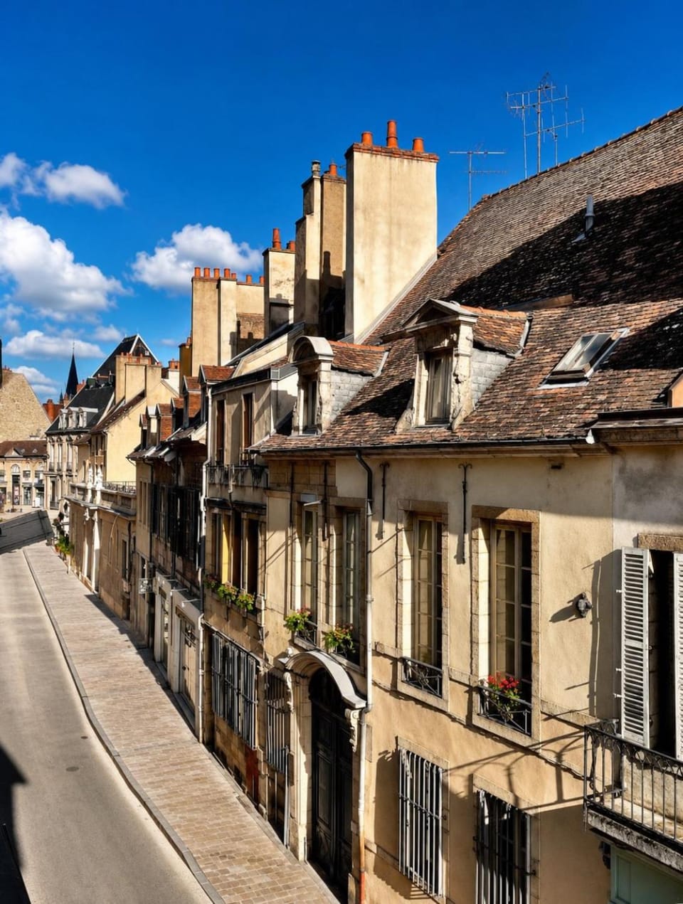 Property building, Day, Neighbourhood, City view, Street view