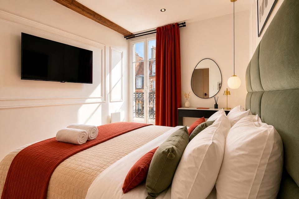 Bed, TV and multimedia, Photo of the whole room, Bedroom