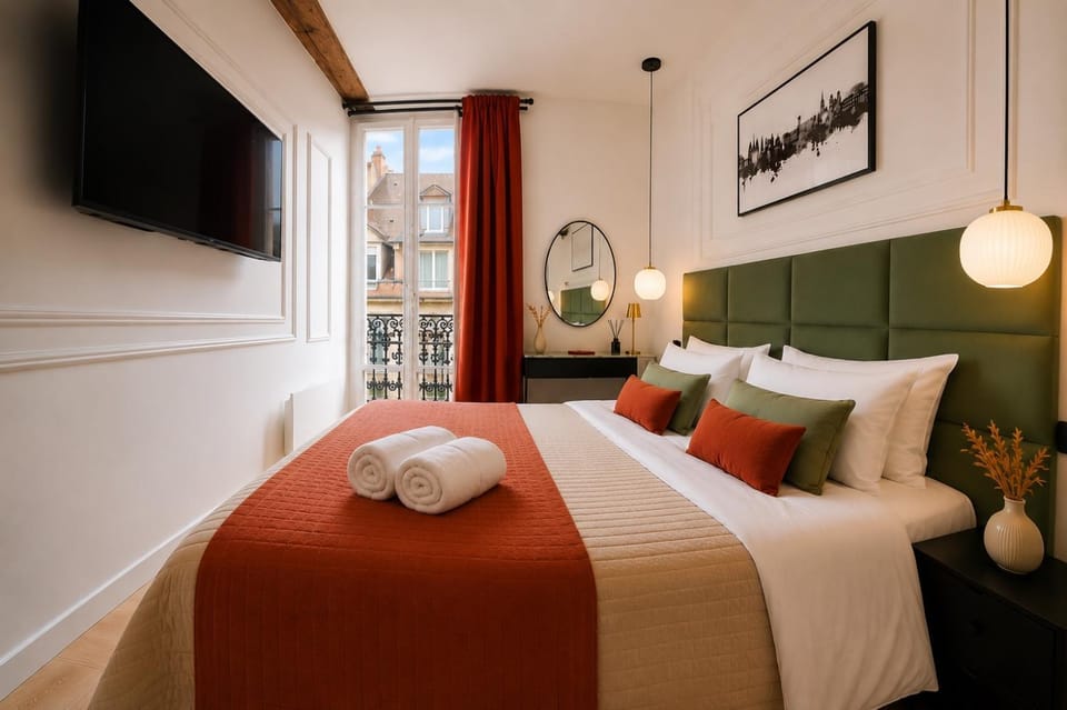 Bed, TV and multimedia, Photo of the whole room, Bedroom, towels
