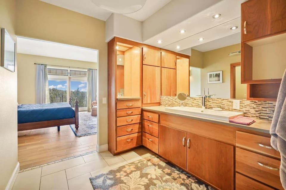 6BR Ridge Retreat on 40 Acres with Epic Panoramic Mtn Views, Sunlit Game Dome, Hot Tub, Private Trails - Designed for Families and Large Groups Villa in Colorado