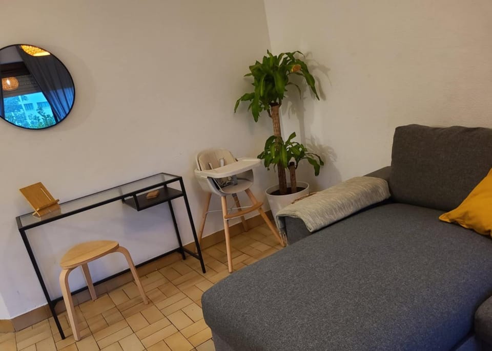 Joli T2 pour 4 à 5 personnes proche de la fac de médecine et à 300m du Tram 1, parking gratuit Apartment in Montpellier