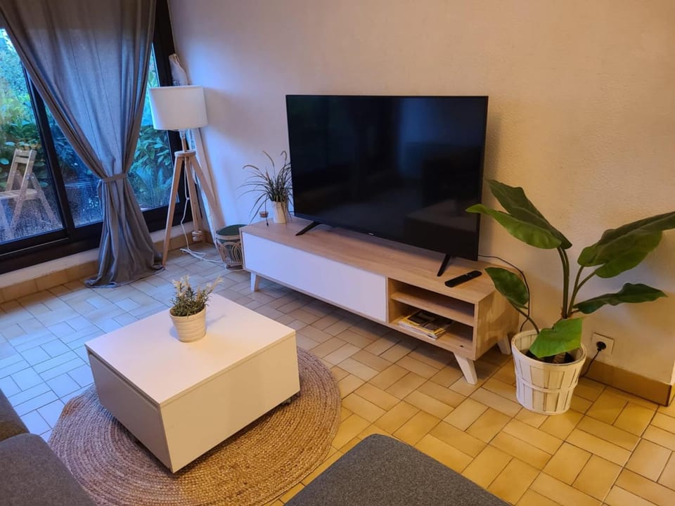 Joli T2 pour 4 à 5 personnes proche de la fac de médecine et à 300m du Tram 1, parking gratuit Apartment in Montpellier