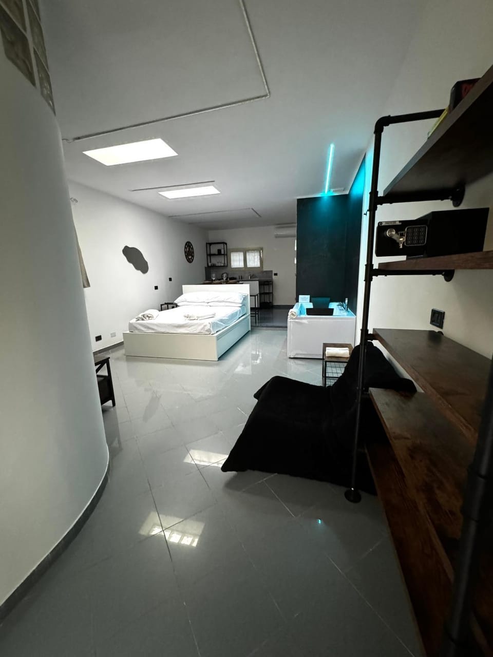 Photo of the whole room, Bedroom