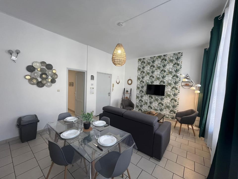 TV and multimedia, Seating area, Dining area