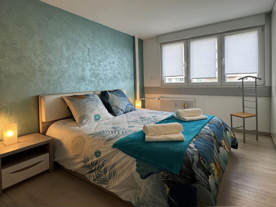 Bed, Photo of the whole room, Bedroom, towels