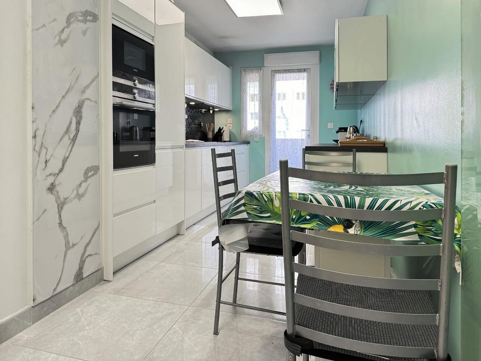 Kitchen or kitchenette, Dining area, oven, stove
