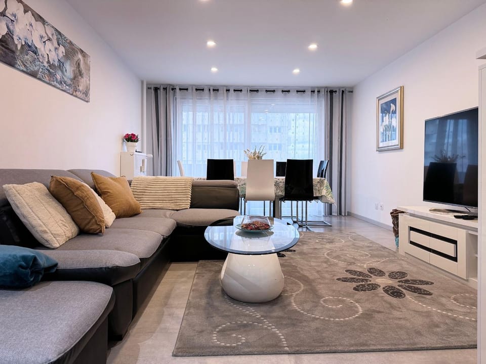 Communal lounge/ TV room, TV and multimedia, Living room, Seating area