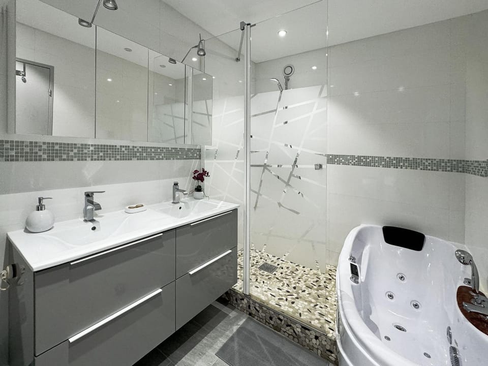 Shower, Hot Tub, Bathroom, Bath, towels